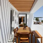 Kamini Santorini *