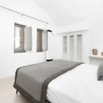 Kamini Santorini