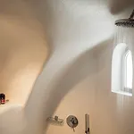 Kamini Santorini *