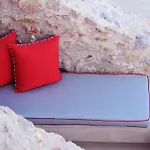 Kamini Santorini