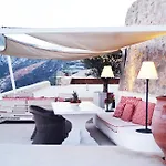 Kamini Santorini * Pýrgos