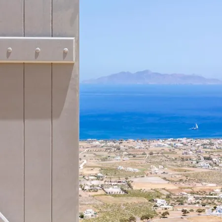 Kamini Santorini * Pýrgos