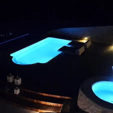 Kamini Santorini *