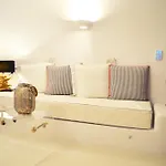 Kamini Santorini *