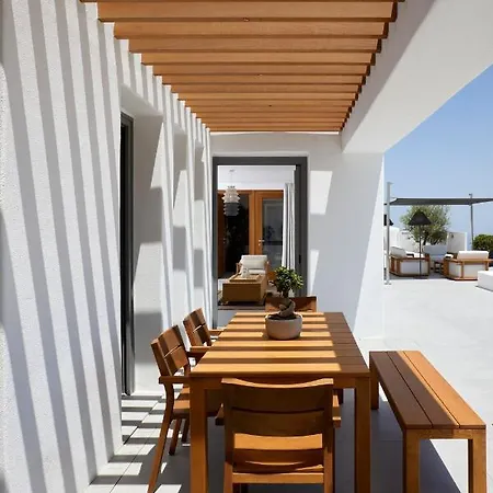 Kamini Santorini *