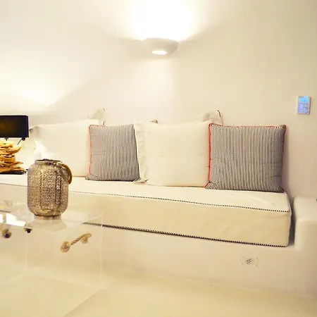 Kamini Santorini *