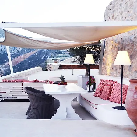 Kamini Santorini * Pýrgos